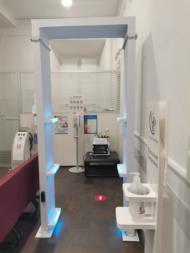 L’arco a raggi ultravioletti installato all’ingresso della Clinica Dentale Bava. In apertura vediamo il purificatore d’aria e, nell’altra foto, lo sterilizzatore di oggetti